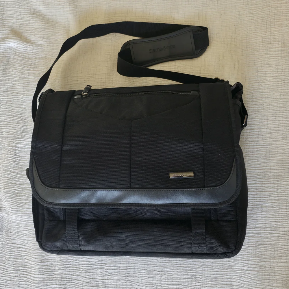 Samsonite Black Laptop Messenger Travel Bag Business Shoulder Zip Compartments